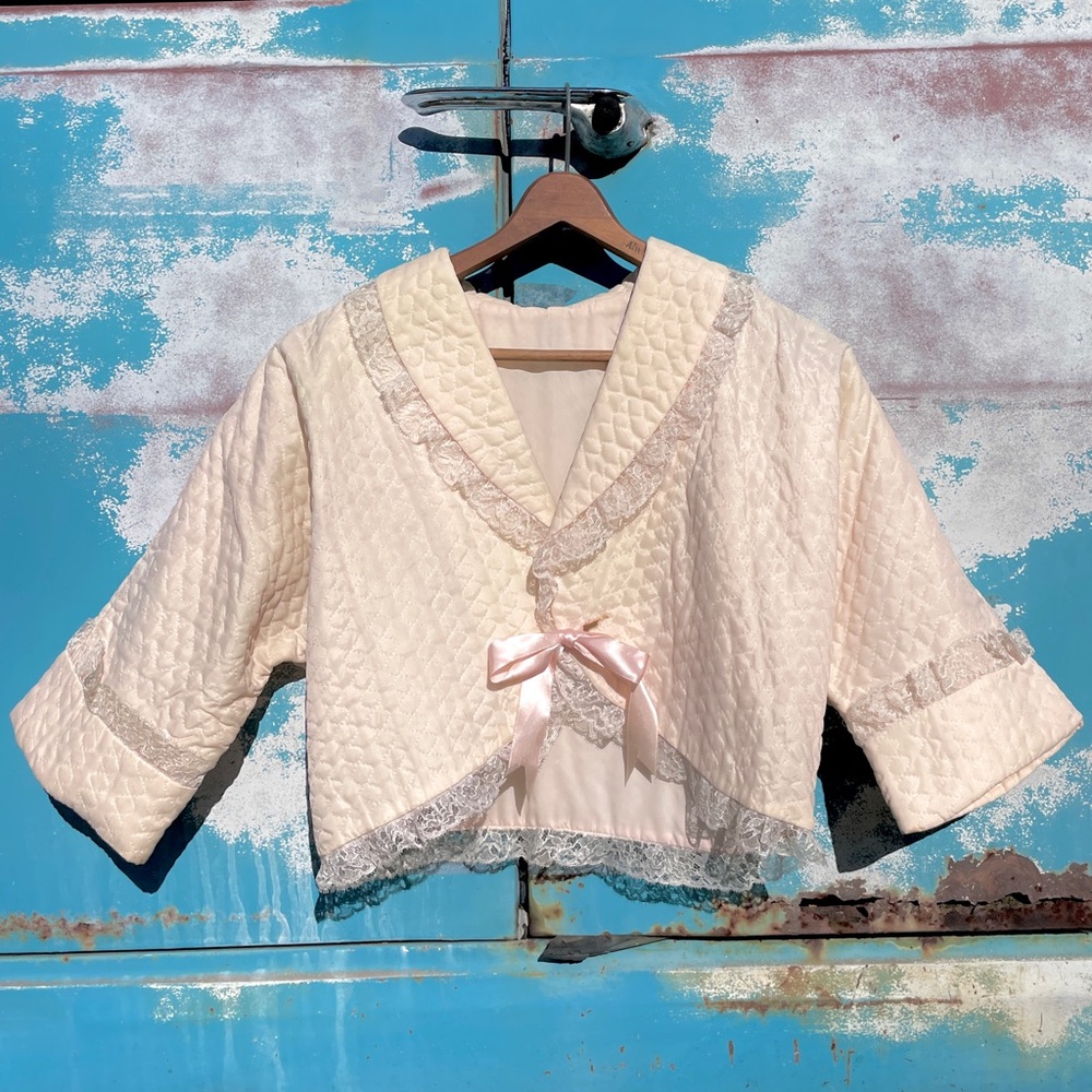 50s vintage cropped pale pink quilted bed jacket w/ lace trim